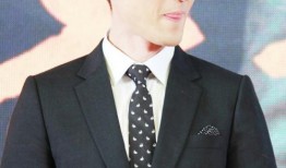 爆料最新胡歌,神秘美女引网友热议