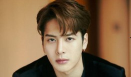 王嘉尔爆料谈恋爱视频,甜蜜瞬间引粉丝热议